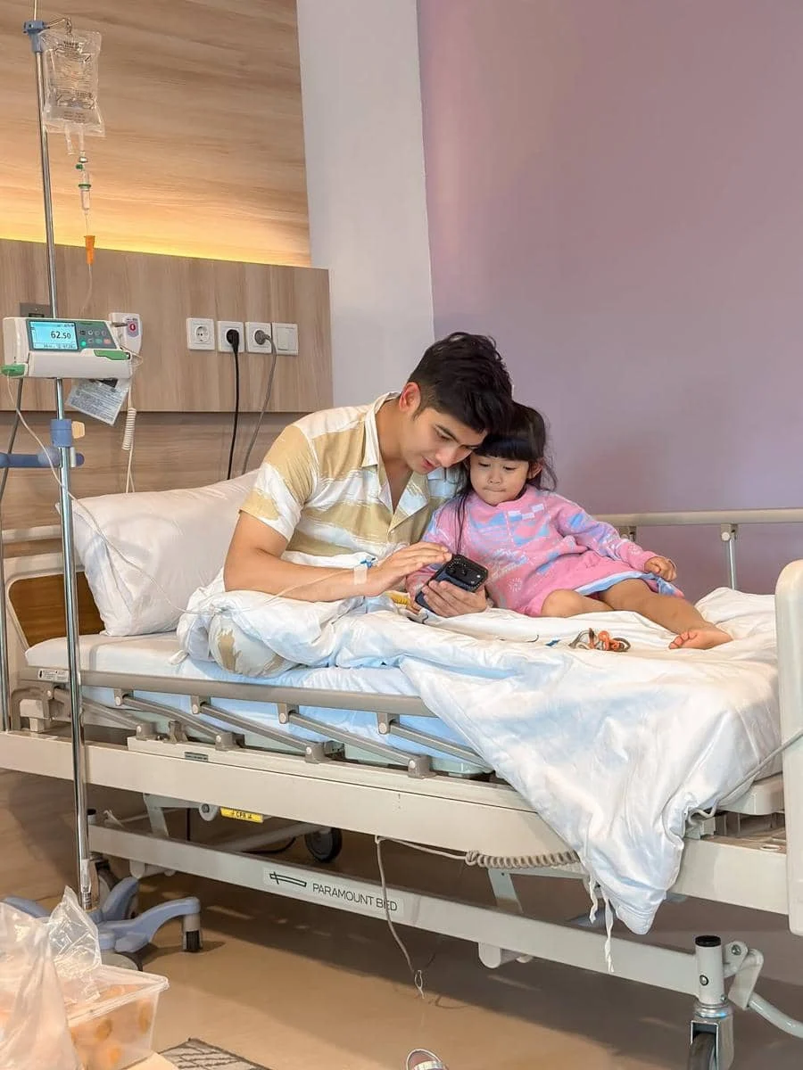 7 Potret Teuku Ryan Dirawat di RS, Ditemani Moana, Semangat Sembuh!
