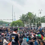 Aksi Buruh DPR Geruduk Gedung dengan Rudal Buatan, Bendera One Piece, Tuntutan Upah Layak dan RUU Ketenagakerjaan