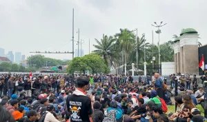 Aksi Buruh DPR Geruduk Gedung dengan Rudal Buatan, Bendera One Piece, Tuntutan Upah Layak dan RUU Ketenagakerjaan