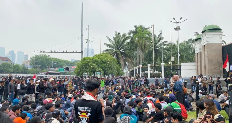 Aksi Buruh DPR Geruduk Gedung dengan Rudal Buatan, Bendera One Piece, Tuntutan Upah Layak dan RUU Ketenagakerjaan