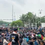 Aksi Buruh DPR Geruduk Gedung dengan Rudal Buatan, Bendera One Piece, Tuntutan Upah Layak dan RUU Ketenagakerjaan