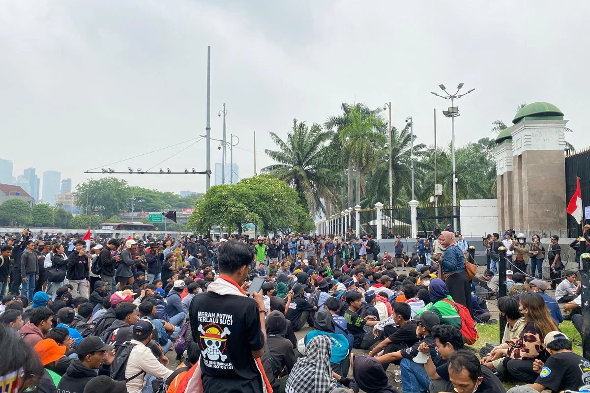 Aksi Buruh DPR Geruduk Gedung dengan Rudal Buatan, Bendera One Piece, Tuntutan Upah Layak dan RUU Ketenagakerjaan