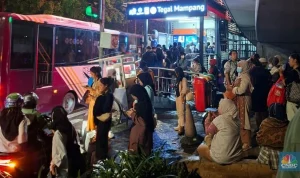 Banjir Bikin Halte CSW Jadi ‘Kepulauan Penumpang’: Antrean Panjang Mengguncang Transjakarta