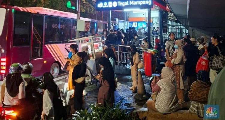 Banjir Bikin Halte CSW Jadi ‘Kepulauan Penumpang’: Antrean Panjang Mengguncang Transjakarta