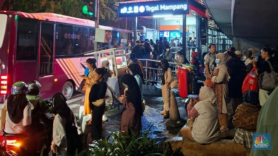 Banjir Bikin Halte CSW Jadi ‘Kepulauan Penumpang’: Antrean Panjang Mengguncang Transjakarta