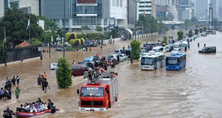 Banjir Jakarta Merendam Kawasan hingga Setinggi Paha: Ribuan Warga Terjebak Air 70 cm