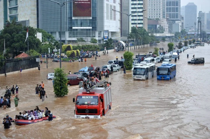 Banjir Jakarta Merendam Kawasan hingga Setinggi Paha: Ribuan Warga Terjebak Air 70 cm