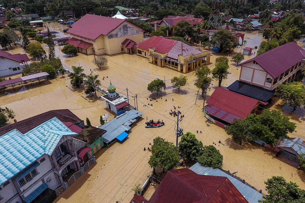 Bencana Banjir Rob di Aceh Utara dan Penangkapan Buaya di Kota Kinabalu