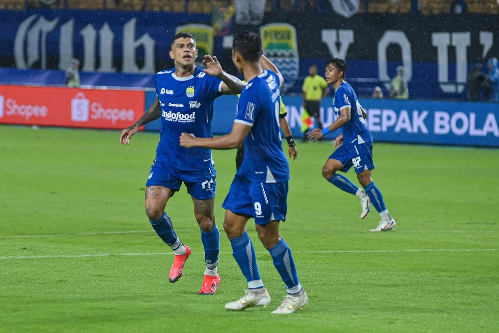 Bojan Hodak Pastikan Persib Ambil Puncak Klasemen, Borneo FC Tak Akan Menghalangi Hattrick Juara