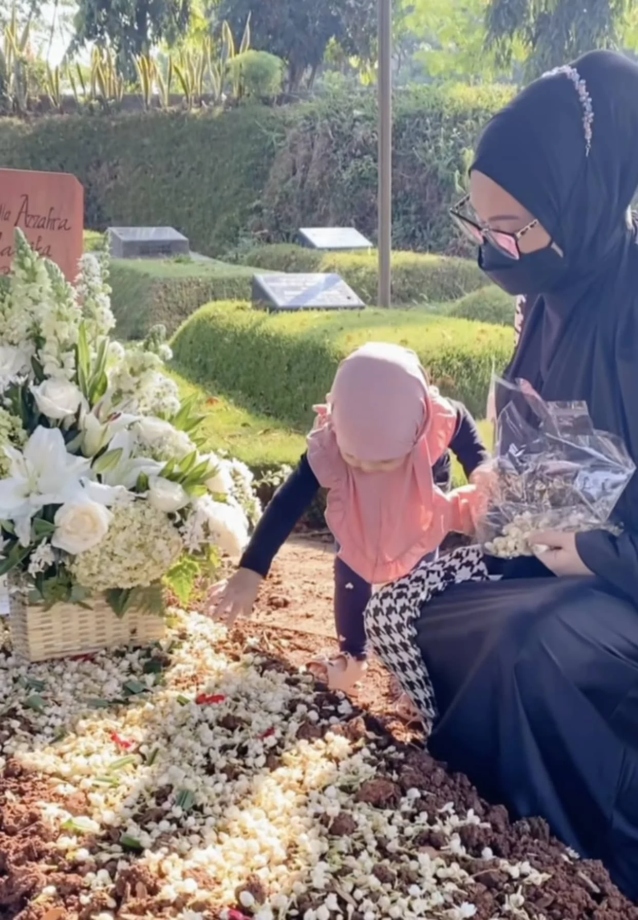Bunga Zainal Berduka: Ayah Meninggal Dunia Setelah Berkumpul dengan Anak-Anaknya