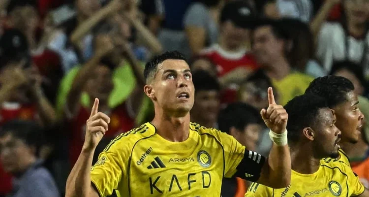 Cristiano Ronaldo Balas Provokasi Al Ahli dengan Gestur Pamer 5 Gelar Liga Champions