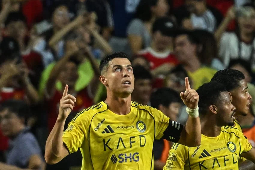Cristiano Ronaldo Balas Provokasi Al Ahli dengan Gestur Pamer 5 Gelar Liga Champions