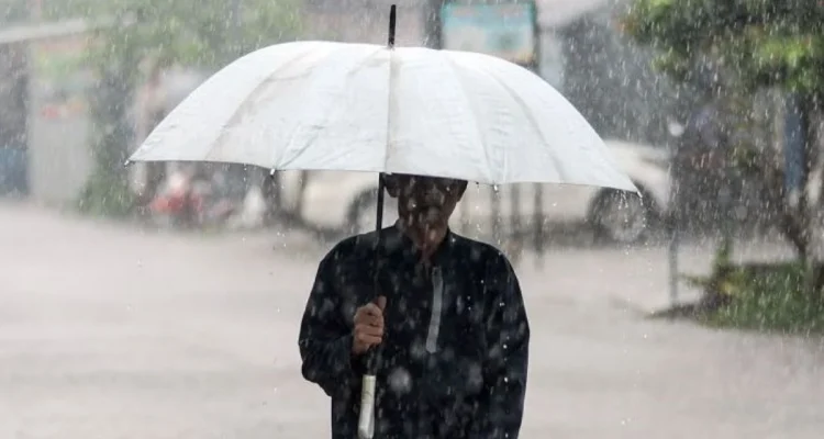 Cuaca Bandung Hari Ini: Hujan Disertai Petir dan Angin Kencang