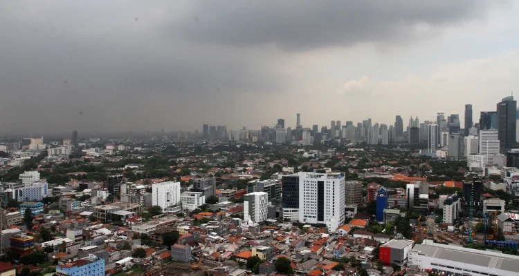 Cuaca Jakarta dan Makassar Diprediksi Berawan, Waspada Hujan dan Angin Kencang!