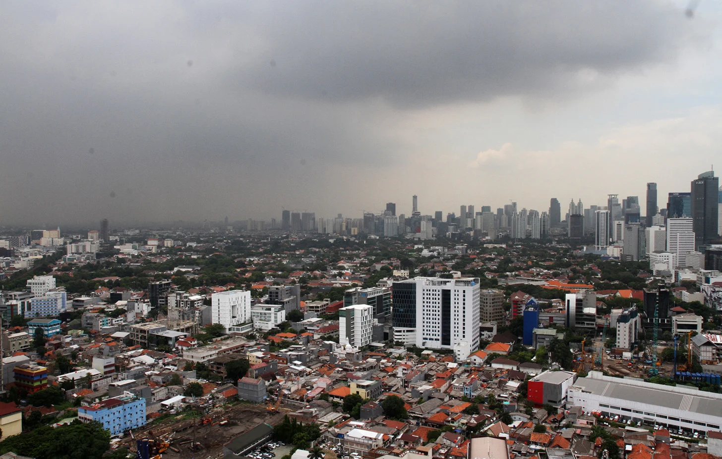 Cuaca Jakarta dan Makassar Diprediksi Berawan, Waspada Hujan dan Angin Kencang!