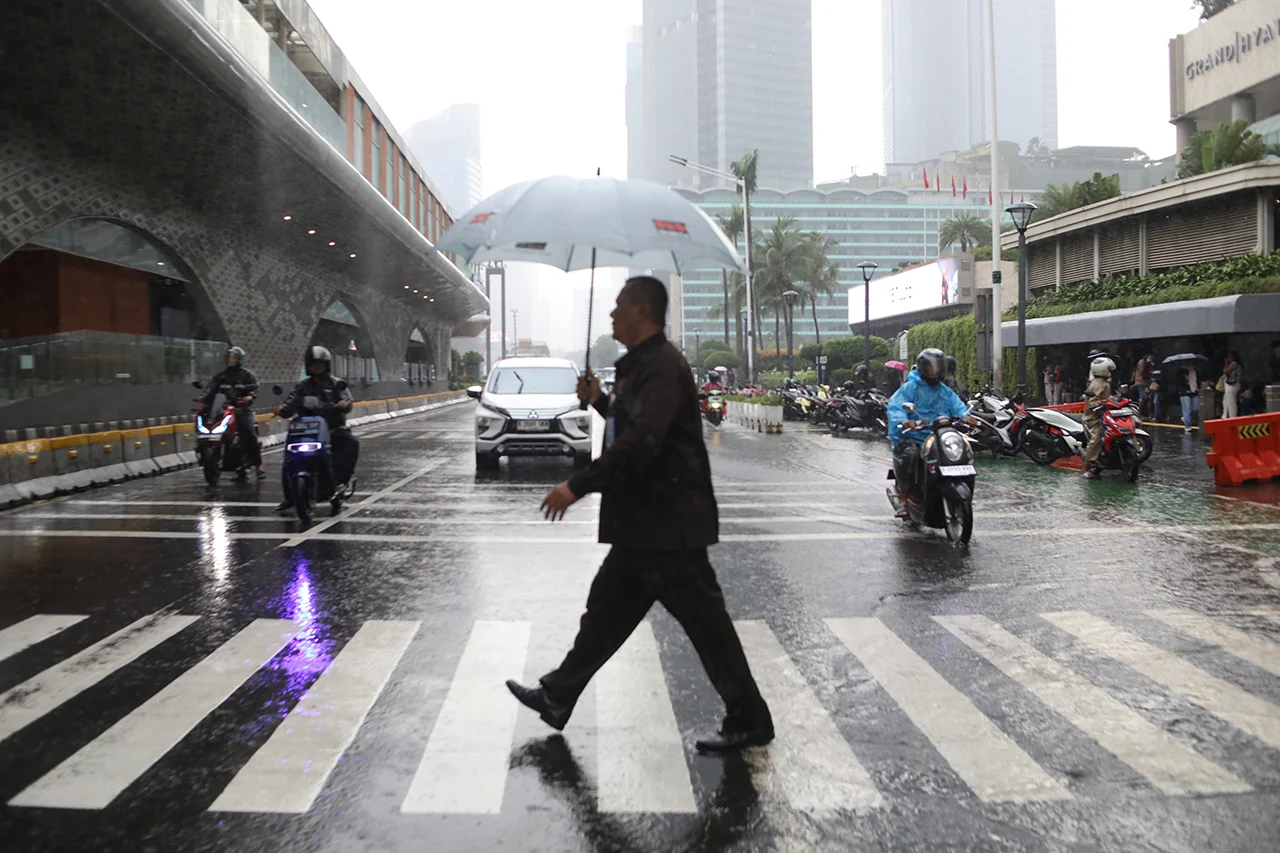 Cuaca Jakarta Diguyur Hujan, BMKG Imbau Warga Waspadai Cuaca Ekstrem