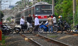 Dishub dan KAI Pasang Palang Pintu Sementara di Perlintasan Ampera Bekasi Timur Usai Kecelakaan Kereta
