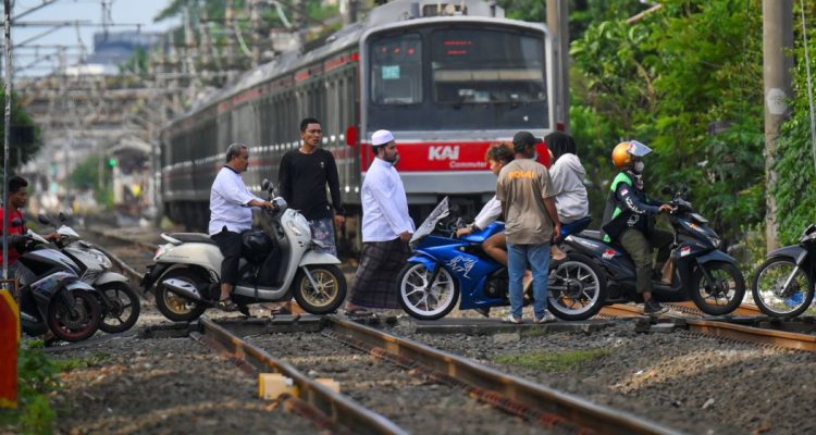 Dishub dan KAI Pasang Palang Pintu Sementara di Perlintasan Ampera Bekasi Timur Usai Kecelakaan Kereta