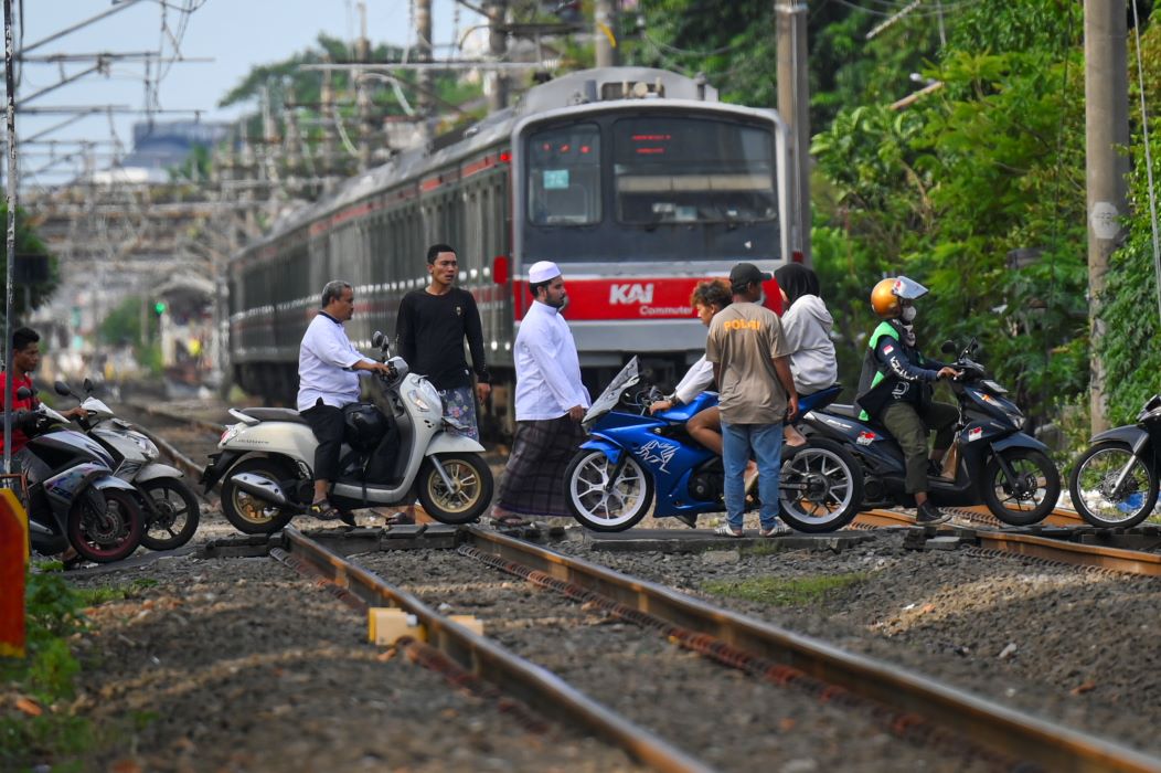 Dishub dan KAI Pasang Palang Pintu Sementara di Perlintasan Ampera Bekasi Timur Usai Kecelakaan Kereta