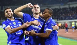 Drama 4-2: Persib Bandung Balikkan Keterpurukan, Kuasai Puncak Super League
