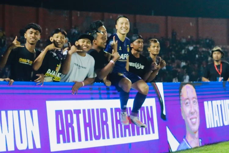 Euforia Suporter Persik Kediri Membuat Arthur Irawan Takjub