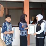 Gubernur Khofifah Menangis Haru di Hardiknas Mojokerto: Siswa Sekolah Rakyat Pukau dengan pidato lima bahasa
