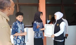 Gubernur Khofifah Menangis Haru di Hardiknas Mojokerto: Siswa Sekolah Rakyat Pukau dengan pidato lima bahasa