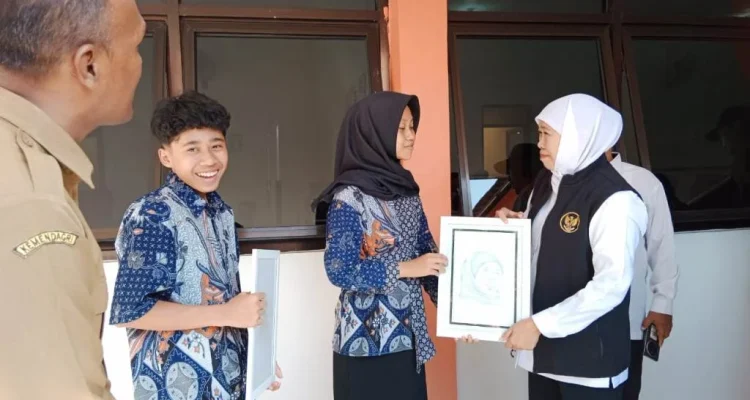 Gubernur Khofifah Menangis Haru di Hardiknas Mojokerto: Siswa Sekolah Rakyat Pukau dengan pidato lima bahasa