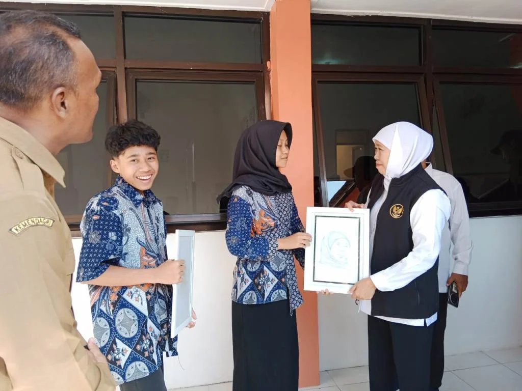 Gubernur Khofifah Menangis Haru di Hardiknas Mojokerto: Siswa Sekolah Rakyat Pukau dengan pidato lima bahasa