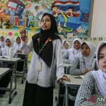 Guru Non-ASN Tak Dilarang Mengajar di Sekolah Negeri: Penjelasan Resmi Mendikdasmen