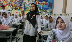 Guru Non-ASN Tak Dilarang Mengajar di Sekolah Negeri: Penjelasan Resmi Mendikdasmen