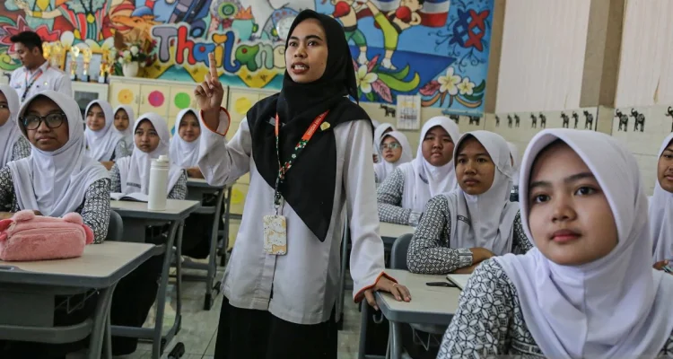 Guru Non-ASN Tak Dilarang Mengajar di Sekolah Negeri: Penjelasan Resmi Mendikdasmen
