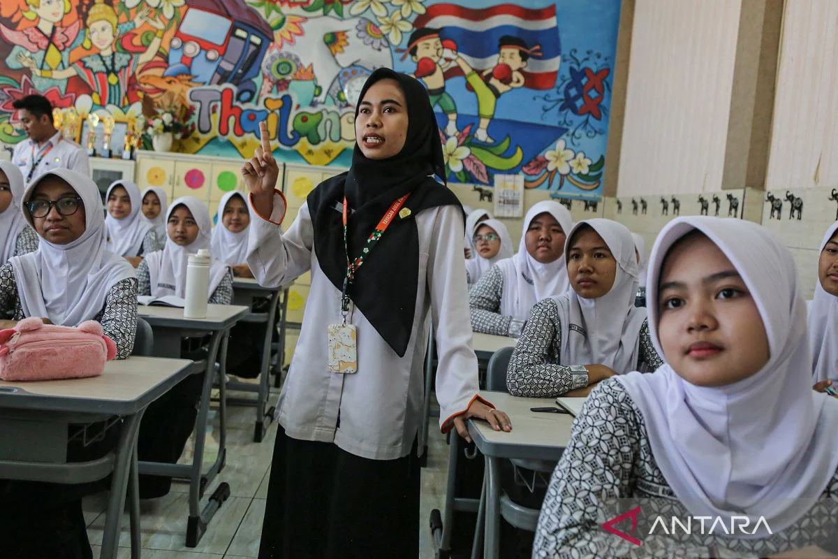 Guru Non-ASN Tak Dilarang Mengajar di Sekolah Negeri: Penjelasan Resmi Mendikdasmen