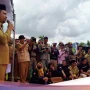 Guru Sikka Berjuang dengan Gaji Rp150 Ribu, 11 Tahun Mengabdi, Jalan 6 Km Setiap Hari