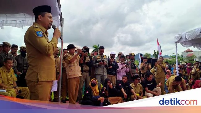 Guru Sikka Berjuang dengan Gaji Rp150 Ribu, 11 Tahun Mengabdi, Jalan 6 Km Setiap Hari