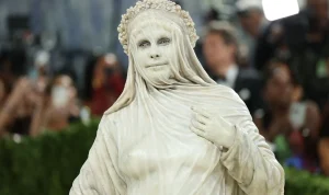 Heidi Klum Jadi Patung Hidup di Met Gala 2026, Bikin Heboh dengan Kostum dan Humor Toilet