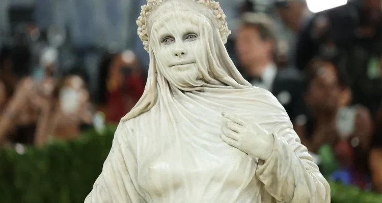 Heidi Klum Jadi Patung Hidup di Met Gala 2026, Bikin Heboh dengan Kostum dan Humor Toilet