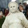 Heidi Klum Jadi Patung Hidup di Met Gala 2026, Bikin Heboh dengan Kostum dan Humor Toilet