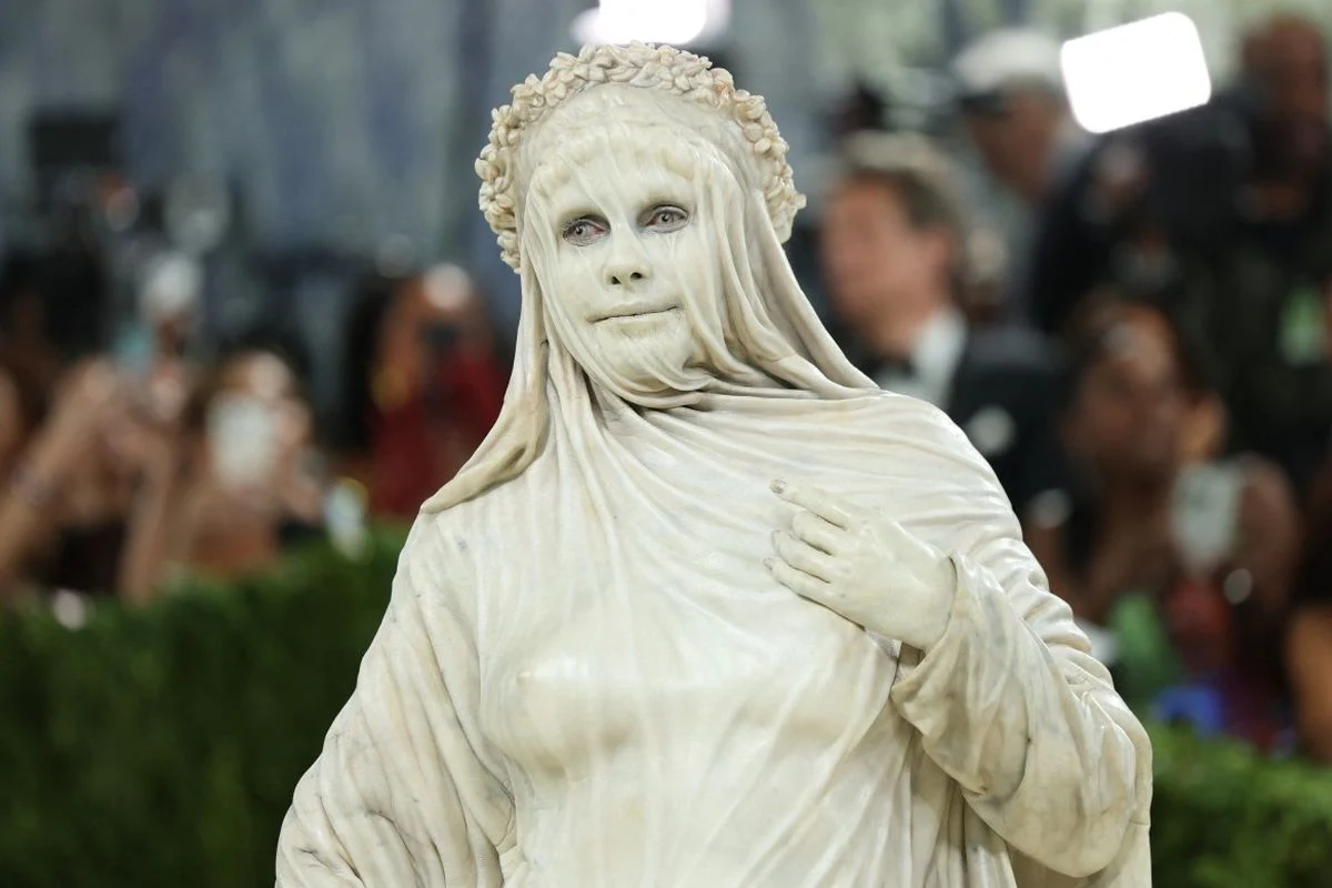 Heidi Klum Jadi Patung Hidup di Met Gala 2026, Bikin Heboh dengan Kostum dan Humor Toilet