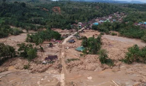 Hujan Deras Melanda Indonesia: Longsor, Banjir, dan Kerusakan