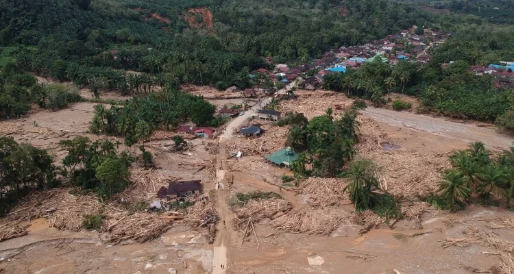 Hujan Deras Melanda Indonesia: Longsor, Banjir, dan Kerusakan