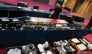 Imigrasi Tangkap 16 WNA Tersangka Love Scamming di Sukabumi, Barang Bukti Tumpuk Puluhan Unit Elektronik