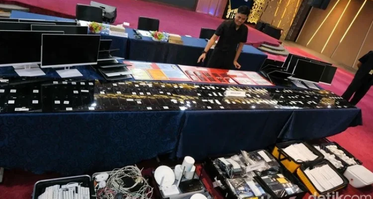 Imigrasi Tangkap 16 WNA Tersangka Love Scamming di Sukabumi, Barang Bukti Tumpuk Puluhan Unit Elektronik