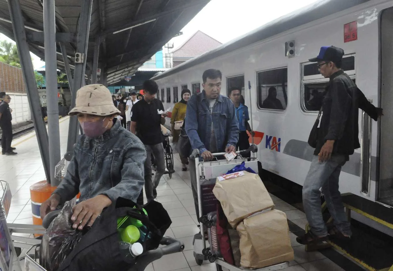 KAI Buka Posko KAI di Stasiun Bekasi Timur, Keluarga Dapat Ambil Barang Korban dan Dapat Dukungan Pendidikan