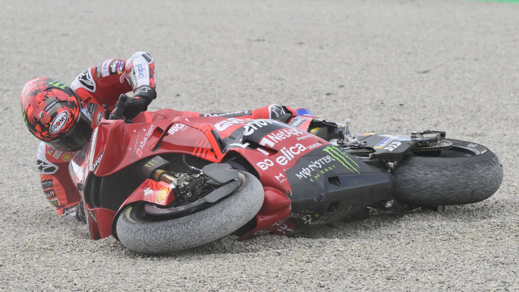 Kecelakaan Mengerikan di MotoGP Catalunya: Johann Zarco Terjepit Motor Pecco Bagnaia
