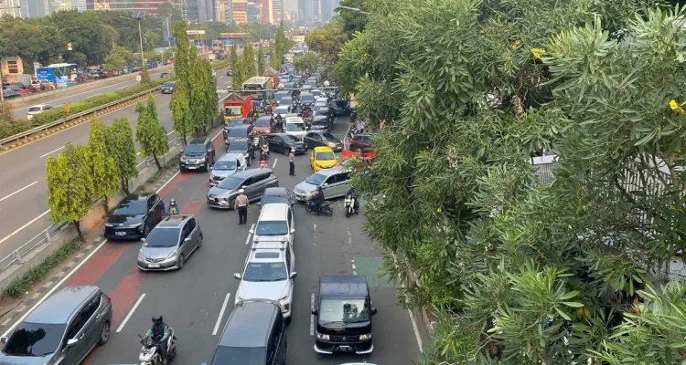 Kemacetan Parah di Jakarta dan Bandung: Dampak Ekonomi, Upaya Pemerintah, dan Solusi Infrastruktur