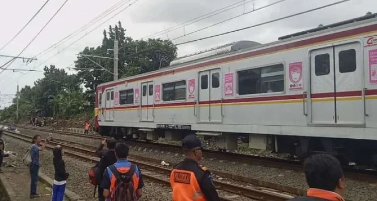 KRL Green Line Tersambar Petir, Penumpang Menumpuk di Tanah Abang hingga Layanan Pulih