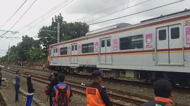 KRL Green Line Tersambar Petir, Penumpang Menumpuk di Tanah Abang hingga Layanan Pulih