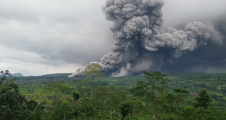 Letusan Vulkanik Gunung Semeru dan Dukono, Warga Diminta Waspada