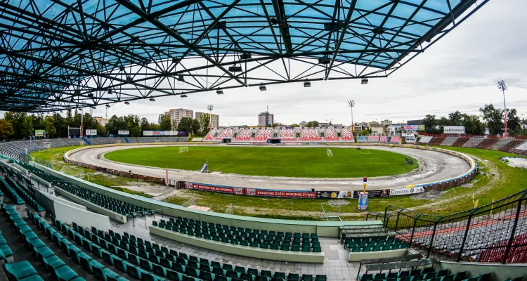ŁKS Łódź Siap Membangun Stadion Baru, Sementara Polonia Bydgoszcz Dominasi di Lapangan